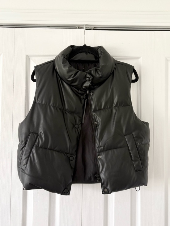 Love Tree Jackets & Blazers - NWT Love Tree Cropped Black Leather Puffer Vest